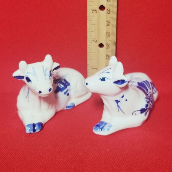 Vintage Blue and White Porcelain Cow Salt Pepper Shaker - Picture 8 of 10